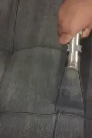 غسيل كنب داكن بفوهة ماكينة الشفط — تنظيف كنب