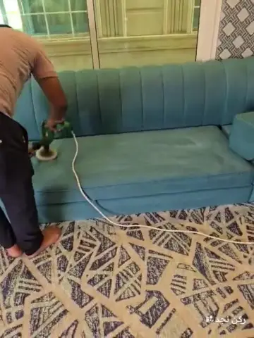 قماش الكنب عن قرب أثناء الغسيل