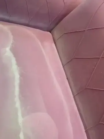 تنظيف كنب مخمل وردي بالرغوة والفرشاة