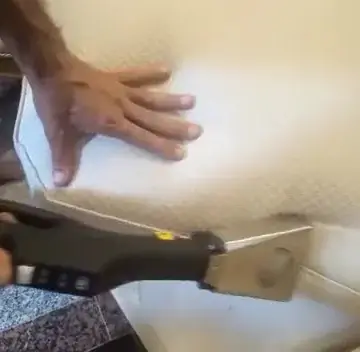 تنظيف وسادة كنب بيضاء بماكينة الشفط