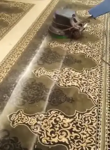 تنظيف سجاد صلاة بنقوش ذهبية بالماكينة