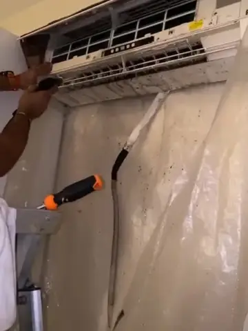 تنظيف مكيف سبليت فوق كيس يجمع الماء