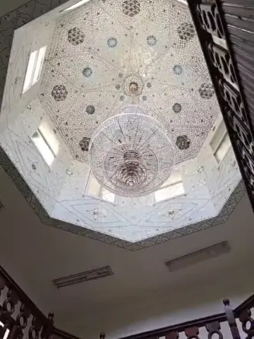 تنظيف ثريا كريستال كبيرة تحت قبة