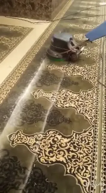 تنظيف سجاد صلاة بنقوش ذهبية بالماكينة