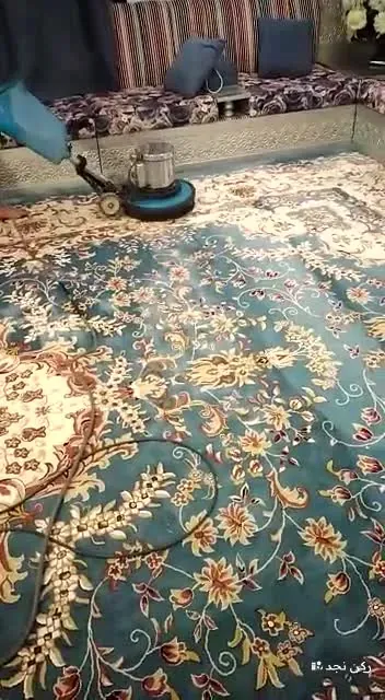 تنظيف موكيت مجلس أخضر بماكينة اللباد